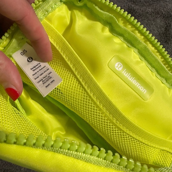 NWT - Lululemon Everywhere Belt Bag Military Green Crossbody Strap 1L #u… - Picture 4 of 4